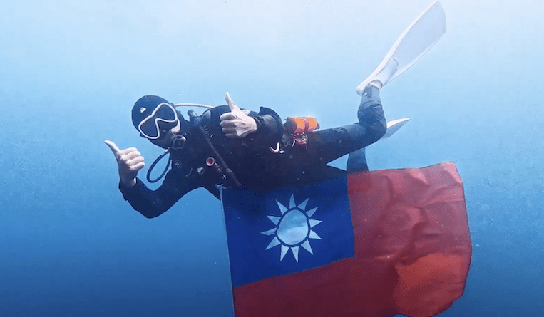 2025.01.01 國旗在菲律賓海裡飛揚 🇹🇼